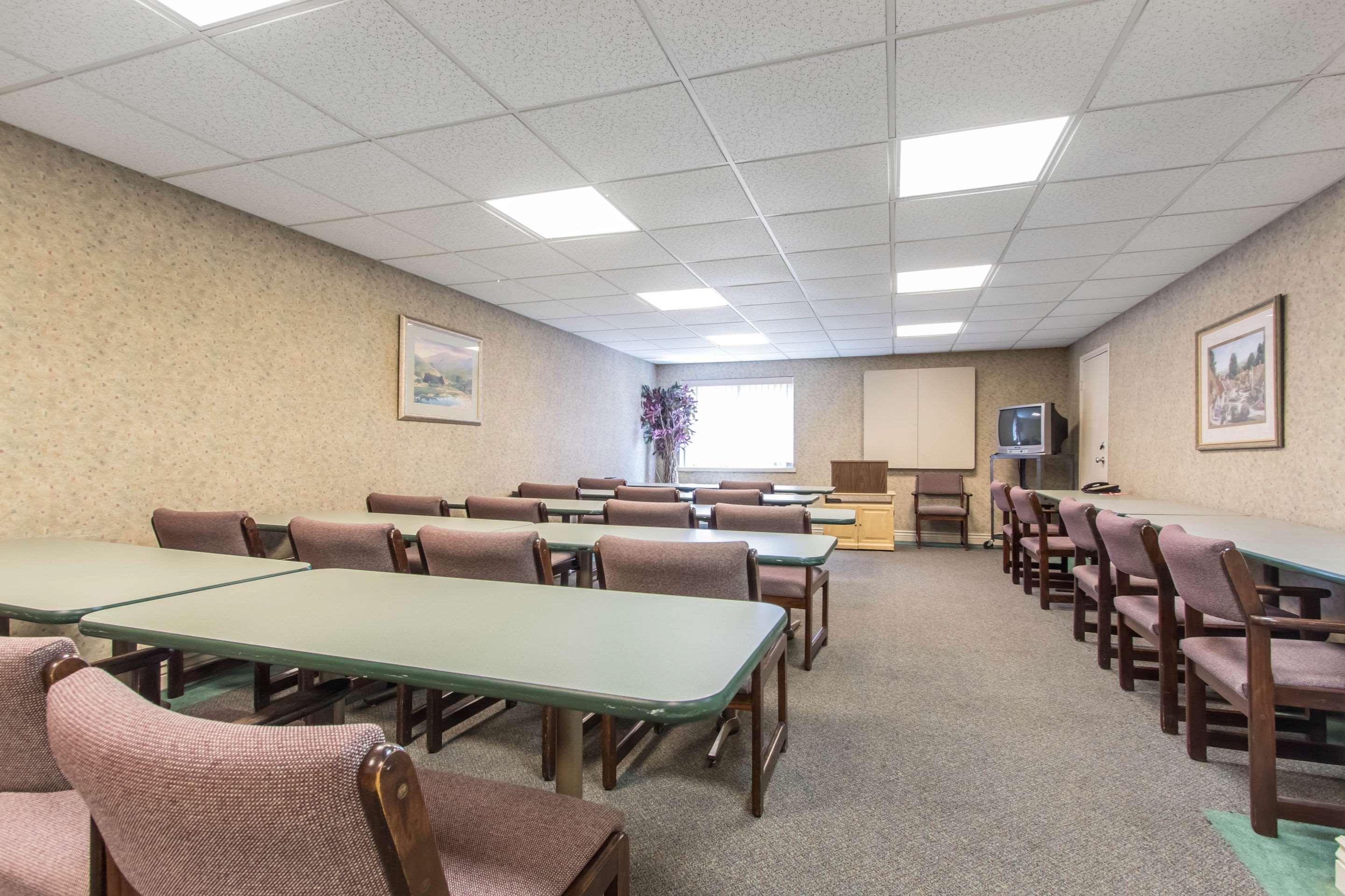 Econo Lodge Inn & Suites Joplin Exterior photo