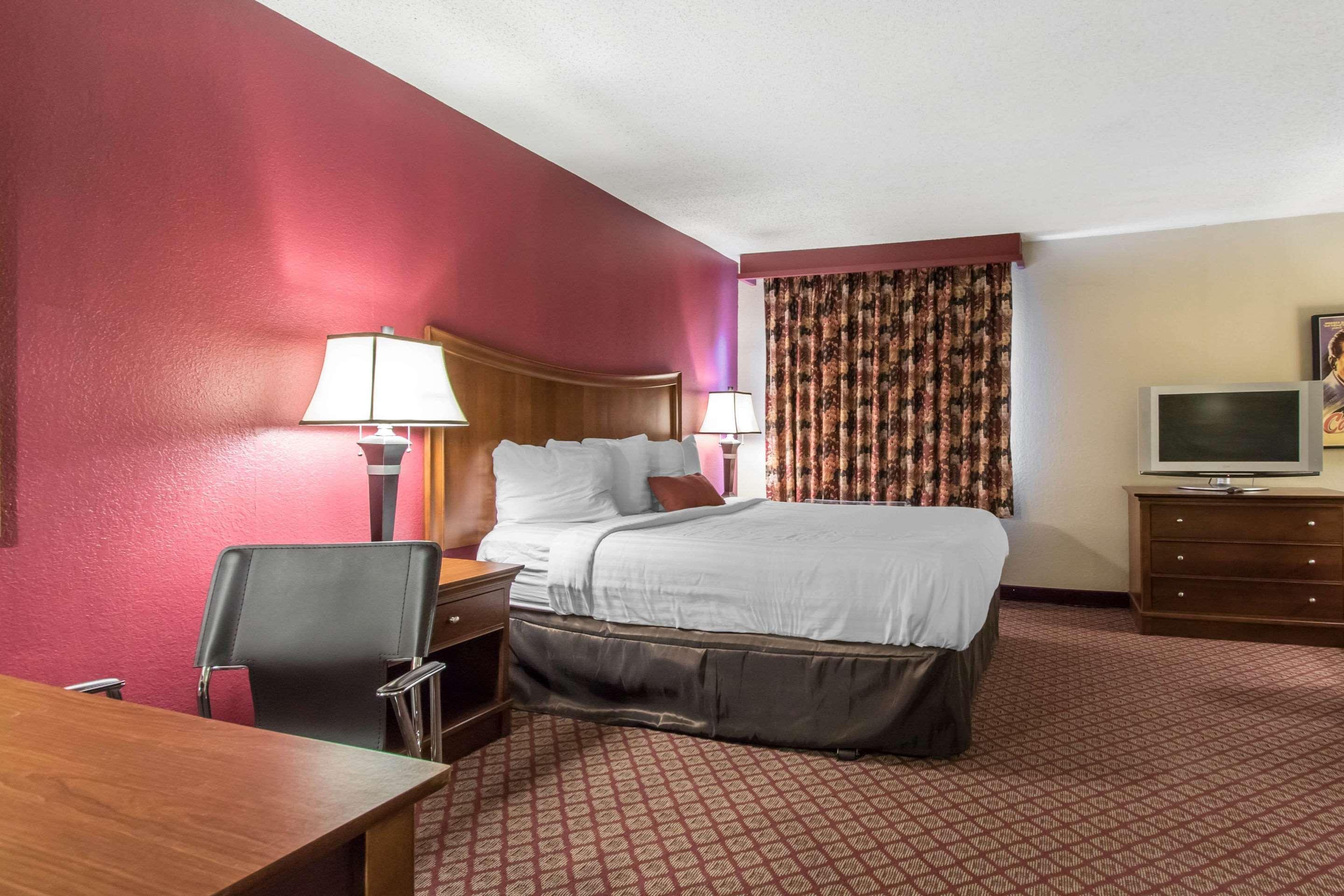 Econo Lodge Inn & Suites Joplin Exterior photo