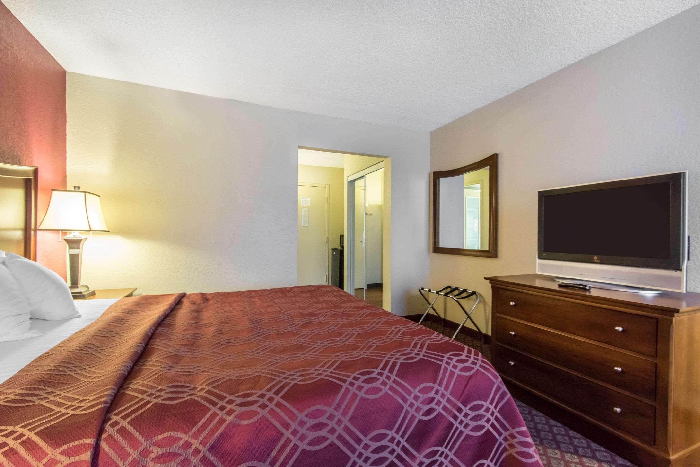 Econo Lodge Inn & Suites Joplin Exterior photo