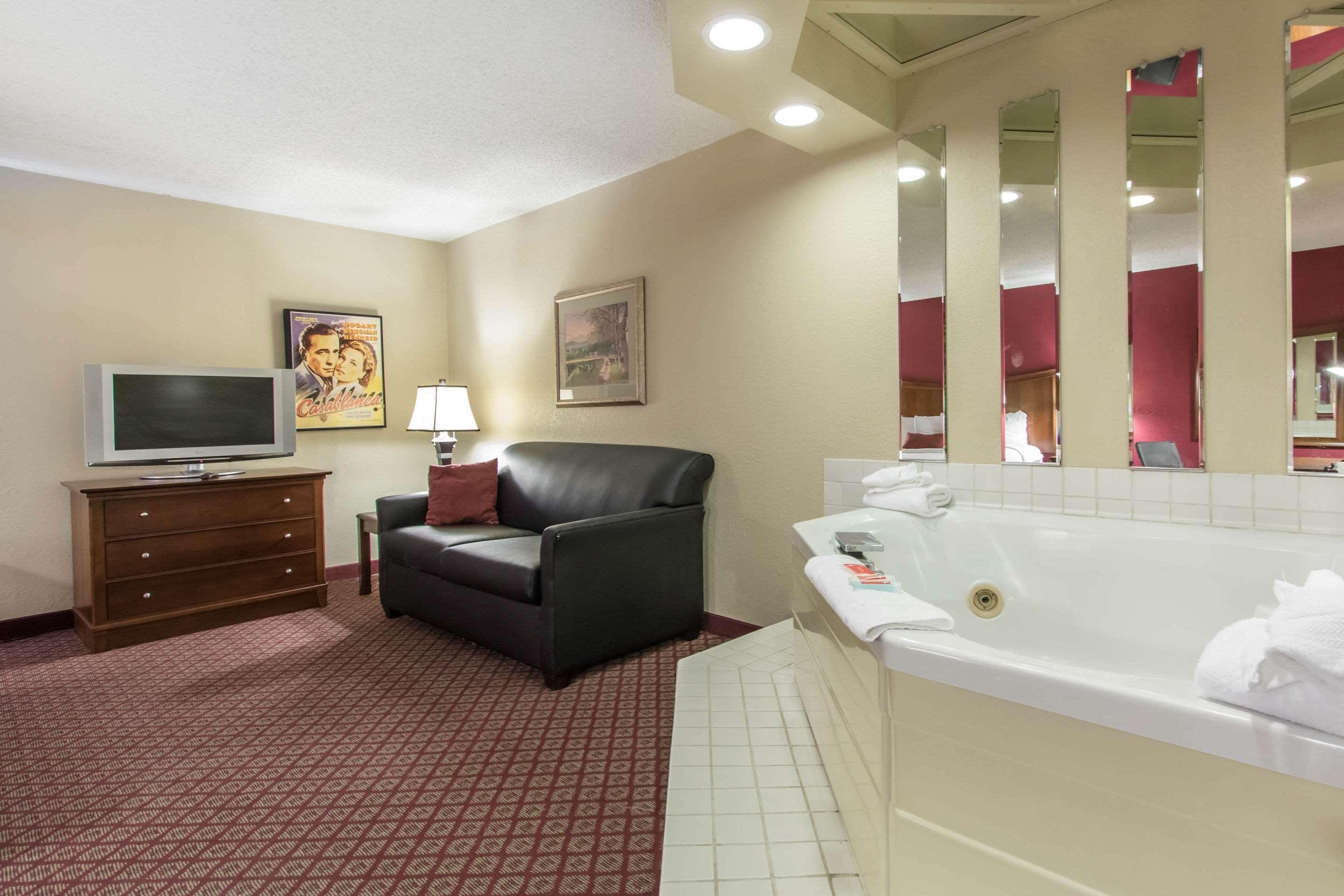 Econo Lodge Inn & Suites Joplin Exterior photo
