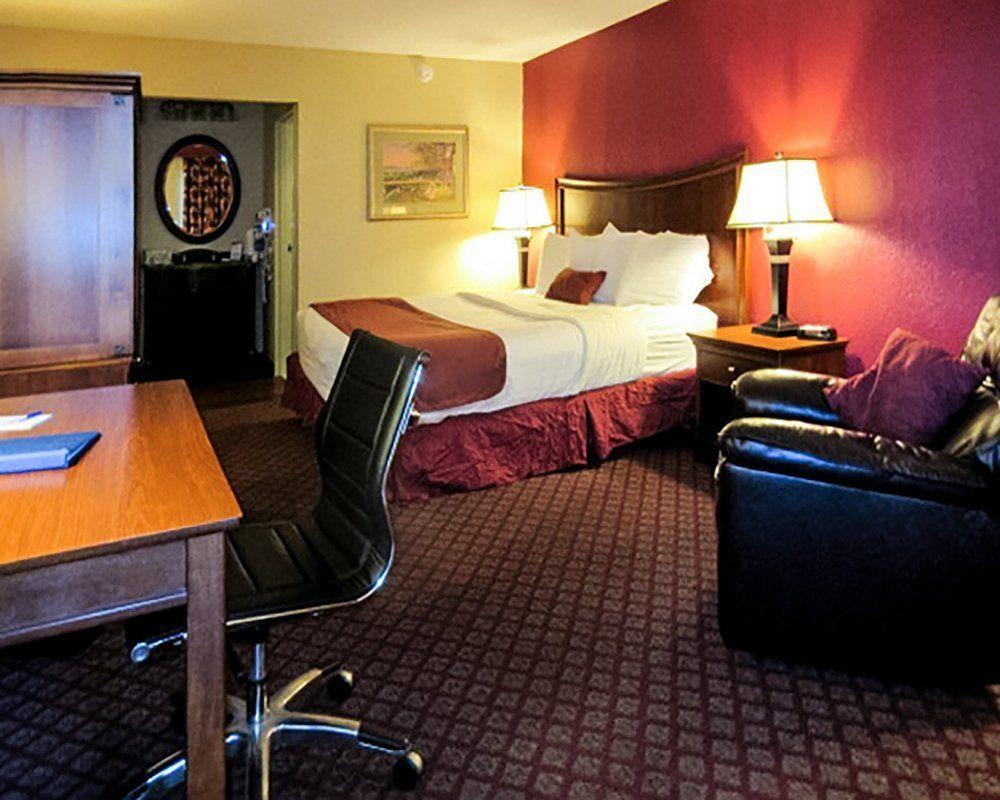 Econo Lodge Inn & Suites Joplin Exterior photo